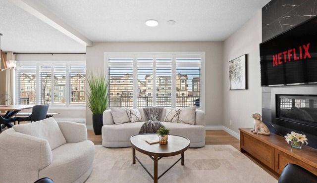 Luxurious Home Near Canal, Central AC, Pool Table