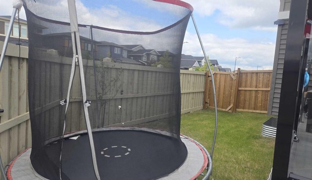 Luxurious Stylish 3-bedroom building in peaceful St. Albert with WiFi and Games