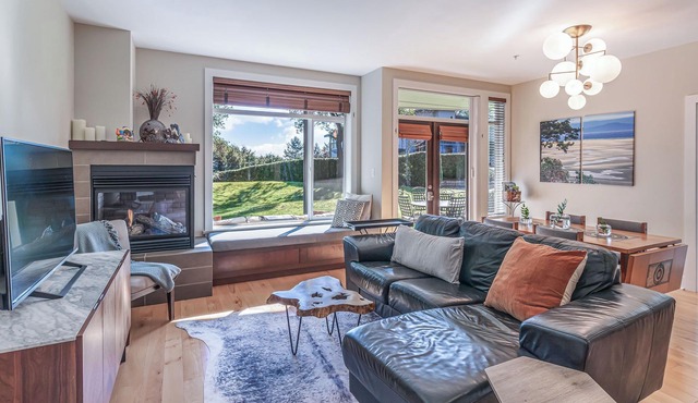 Luxurious townhouse at Rathtrevor Beach!