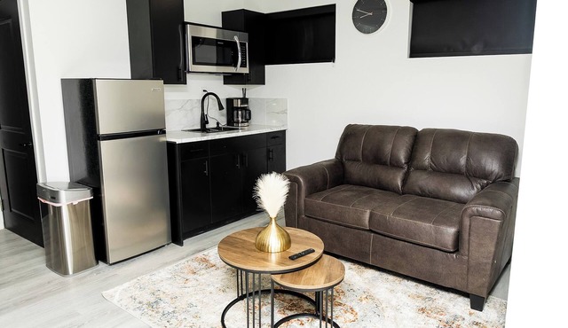 Luxury 1 bedroom Basement suite (Private Entrance and Free Parking)