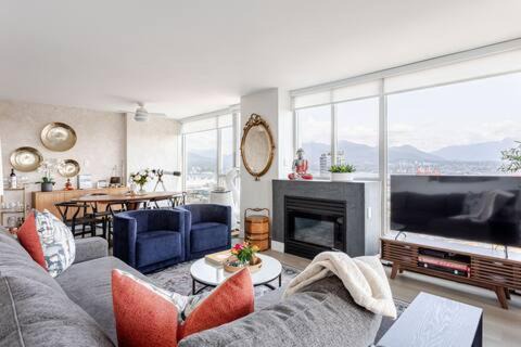 Luxury 2 Bed 2 Bath Condo Downtown Vancouver with Free Parking