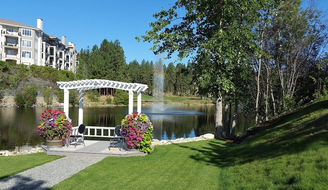 Luxury 3 Bedroom Condo on Okanagan Golf Course - Sleeps 6 with Pool and Hot Tub