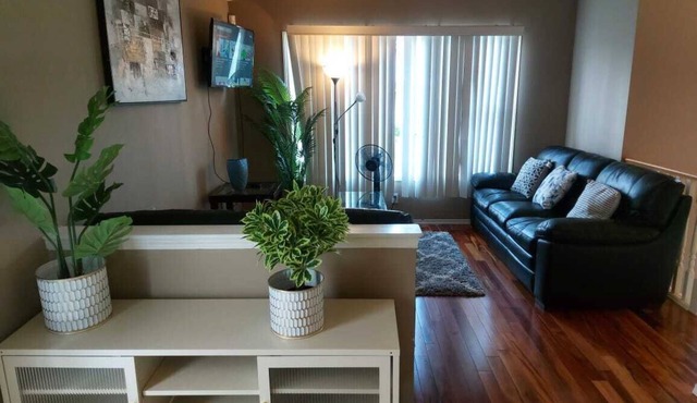Luxury 3 Bedroom Suite near Calgary Airport Wifi Free Parking