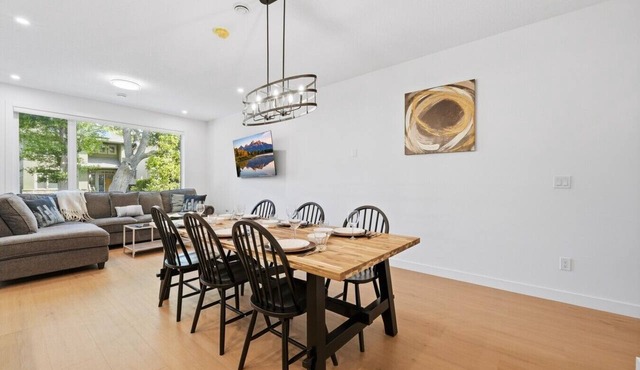 Luxury 3 Master Suites! Renfrew Home 2 King bd with ensuite Baths & AC