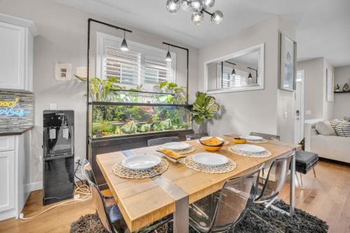Luxury 3BR Home - Theatre - Office & Master Spa