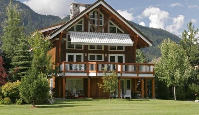 Luxury 5 bedroom/6 bath Whistler Mountain chalet on Nicklaus North golf course