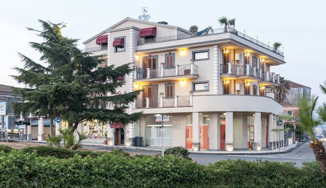 LUXURY APARTMENT NEAR THE SEA AND ETNA