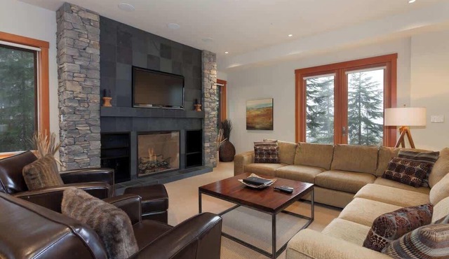 Luxury chalet w/hot tub & media