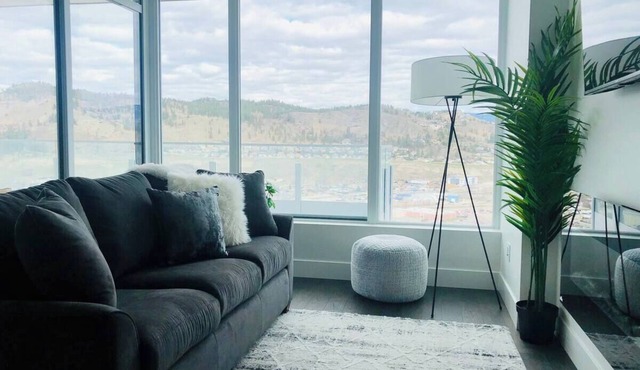 Luxury condo with pool! Steps to beach/downtown!
