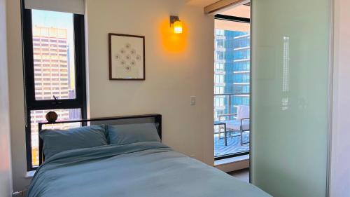 LUXURY Downtown Sunset Getaway - Your Home Away From Home - Fully Stocked Kitchen, Gym, Balcony, FREE PARKING