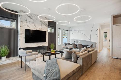 Luxury Downtown Vancouver Home Near Sunset Beach with Parking