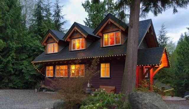Luxury Forest Escape in Roberts Creek with Sauna