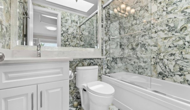 Luxury King suite in Richmond - Close to YVR