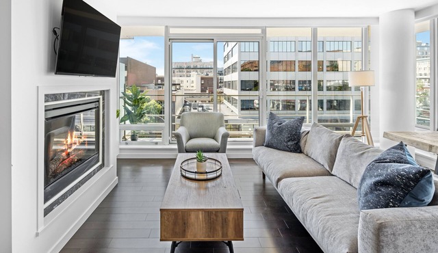 Luxury King Suite w/Parking/Pool/Hot tub/Gym