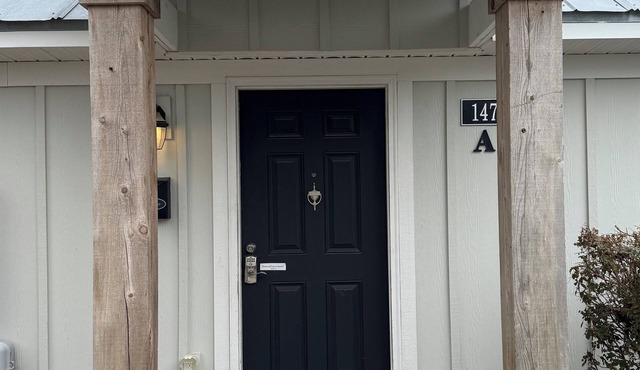 Luxury Lodging, Lakefront View, Queen Bed w/Private Bath, Patio.