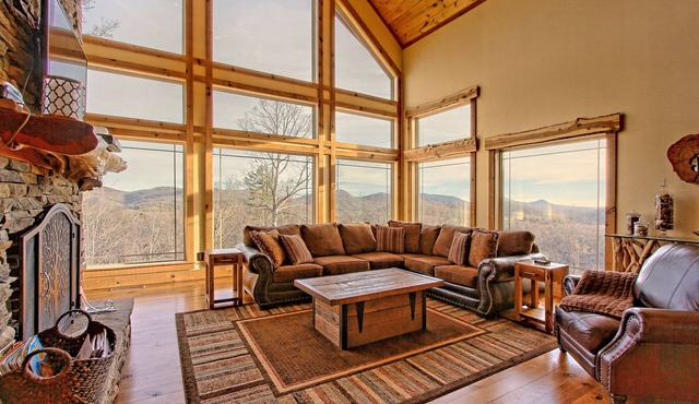 Luxury, Long Range Views with Hot Tub & Firepit