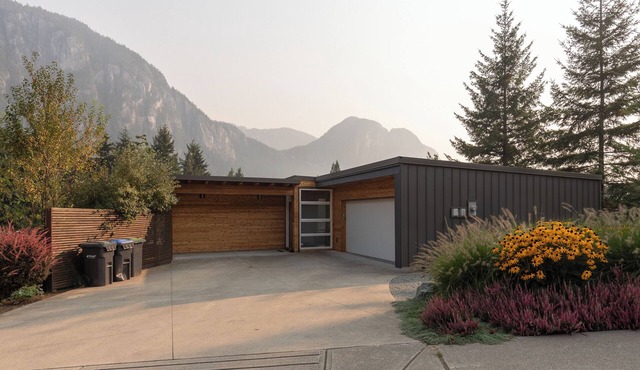 Luxury Mountain Home: Hot Tub, Chief Views, Secure Garage for Ski/Bike Gear