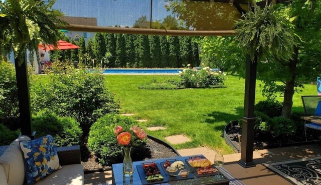 Luxury Open Concept Cottage With Large Pool and Yard