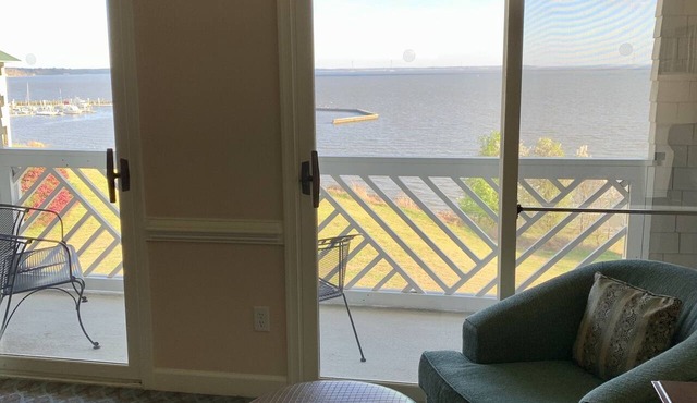 Luxury Riverfront Condo w/sunrise & sunset views