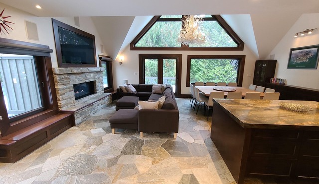 Luxury Ski-in/Ski-out Home with Oversized Hot Tub on Whistler-Blackcomb Slopes