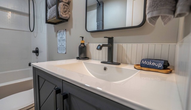 Luxury Suite Located Downtown Kelowna Minutes away from the beach with Patio