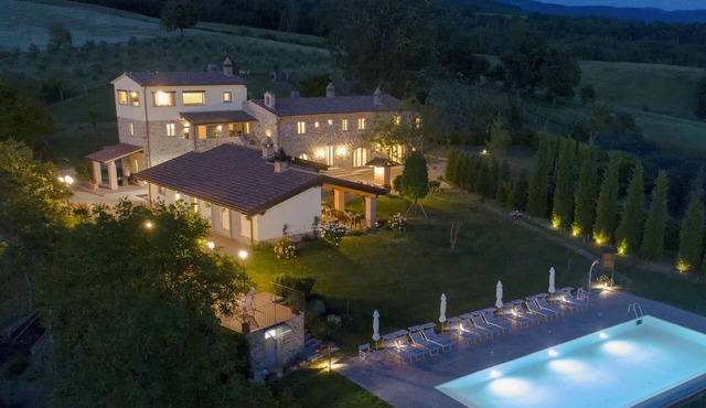 Luxury Tuscany Retreat: Casale Gressa,Private Pool, 8 Bedrooms, A/C,Top Location