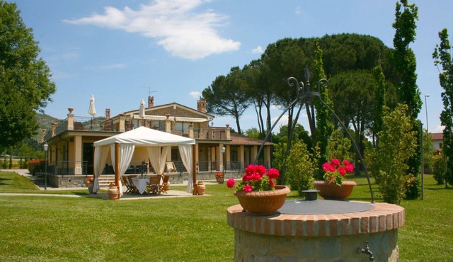 Luxury villa with private pool and large garden on the outskirts of Castiglion Fiorentino, reachable