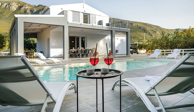 Luxury Villa La Perla - Pool, Garden and Parking