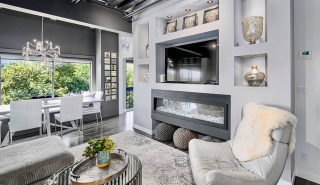 Luxury Waterfront - Downtown Kelowna!