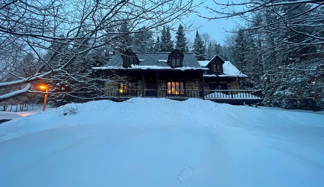 Magical 4-bed, Three-Level Log Cabin in Val-David - perfect for your getaway