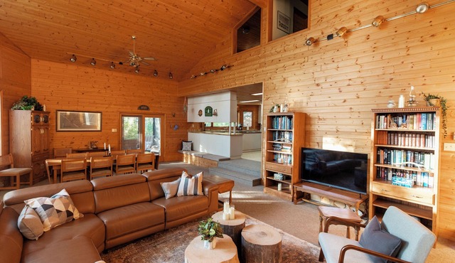 Magical lakefront cabin retreat in Victoria Beach!