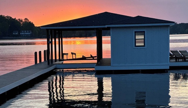 Main Lake Private Dock Bring the Boat Spacious Home Flat Yard & Fire Pit