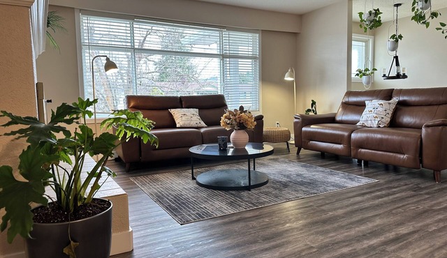 Mainfloor 3 bedroom, sleep 5-6, Kelowna wineries retreats