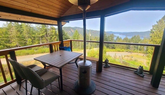 Malahat Ocean View Oasis- Hot tub, Firepit, BBQ- Cozy getaway close to town
