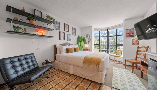 Mid Century Modern - Studio w Pool & Hot Tub