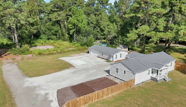 ~Midtown Hub~ Compound Retreat for Large Groups - Huge Lot - 5 min to WB+Airlie