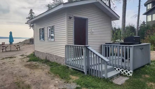 Mini Cabin Tiny& Cozy, on the lake Floaties& more!