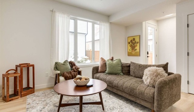 "Mint & Mahogany" 3bdrm 5 mins to C-Train!