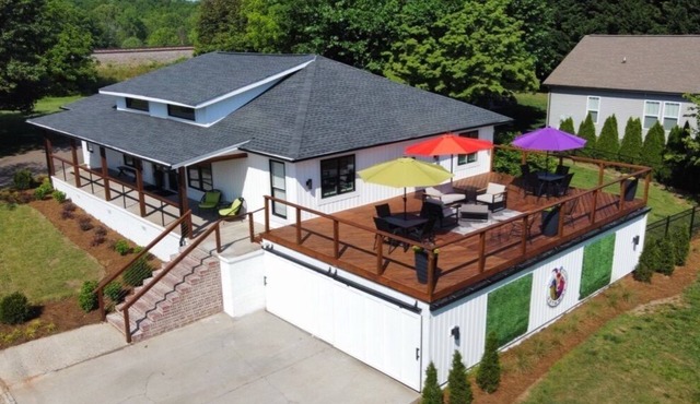 Mod chic 2BR Fire Pit, Corn Hole Court, Pets welcome, close to CLT attractions