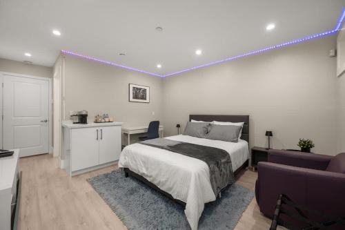 Modern 1 Bed Suite Easy Transit to Downtown and YVR