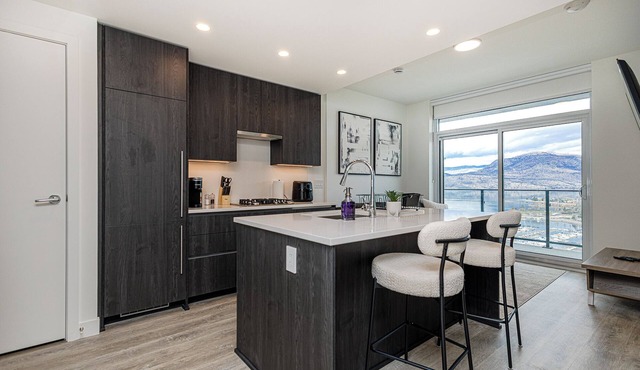 Modern 1-bedroom condo, Lakeview, sleeps 4, pool, gym, amazing amenities.