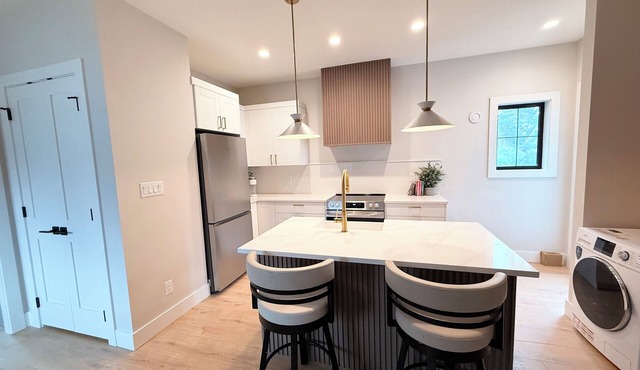 Modern 1BR Suite, 5 Min to UVIC and Gyro Beach