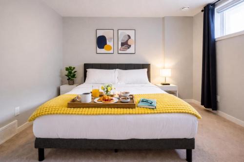 Modern 1BR Suite Sleeps 3-4 in Near YYC Calgary Airport
