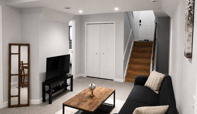 Modern 2-Bedroom Suite, 3-Min Walk to C-Train & shopping centres