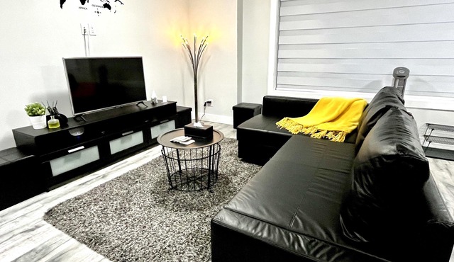 Modern 2BR Suite with Kitchen, Close to Vancouver, Pet Friendly