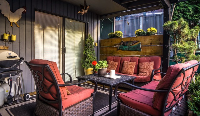 Modern 3-bedroom Suite with BBQ patio- dog friendly - nature and city-combined