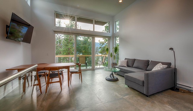 Modern 3 bedroom, 3 en suites, dog friendly loft in McKinley