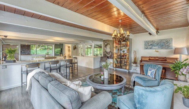 Modern 4BR Mid-Century Home - Solarium, Deck & Jacuzzi