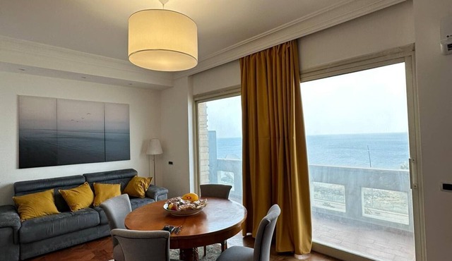Modern and bright apartment located on the Catania waterfront.