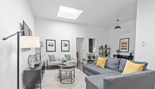 Modern and Cozy 2bdr near St-Hubert Plaza